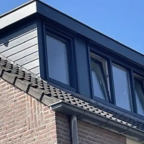 Een ervaren dakkapellenspecialist voert professioneel dakkapellen uit